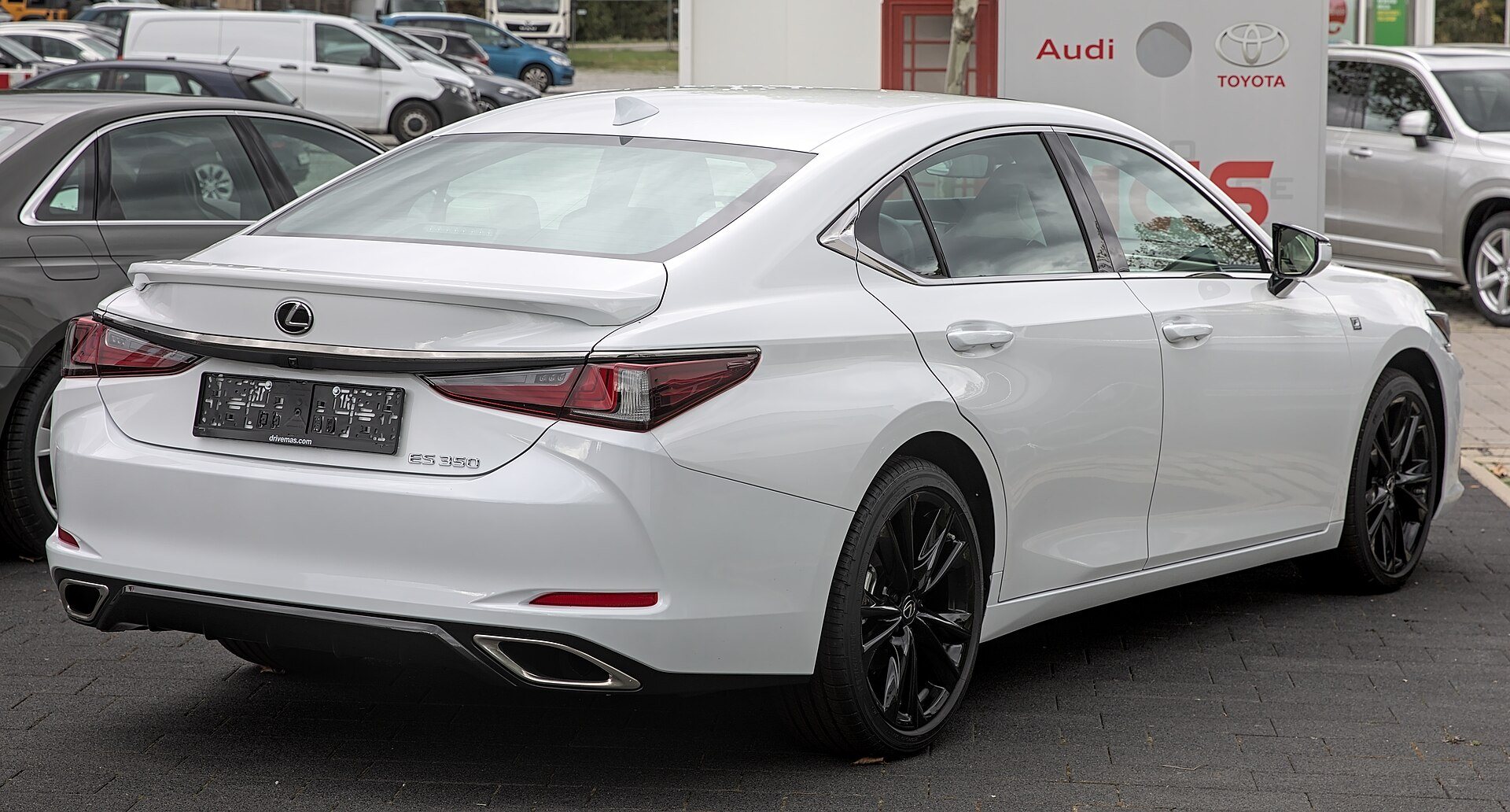 Lexus ES màu trắng, nhìn chếch từ phía sau
