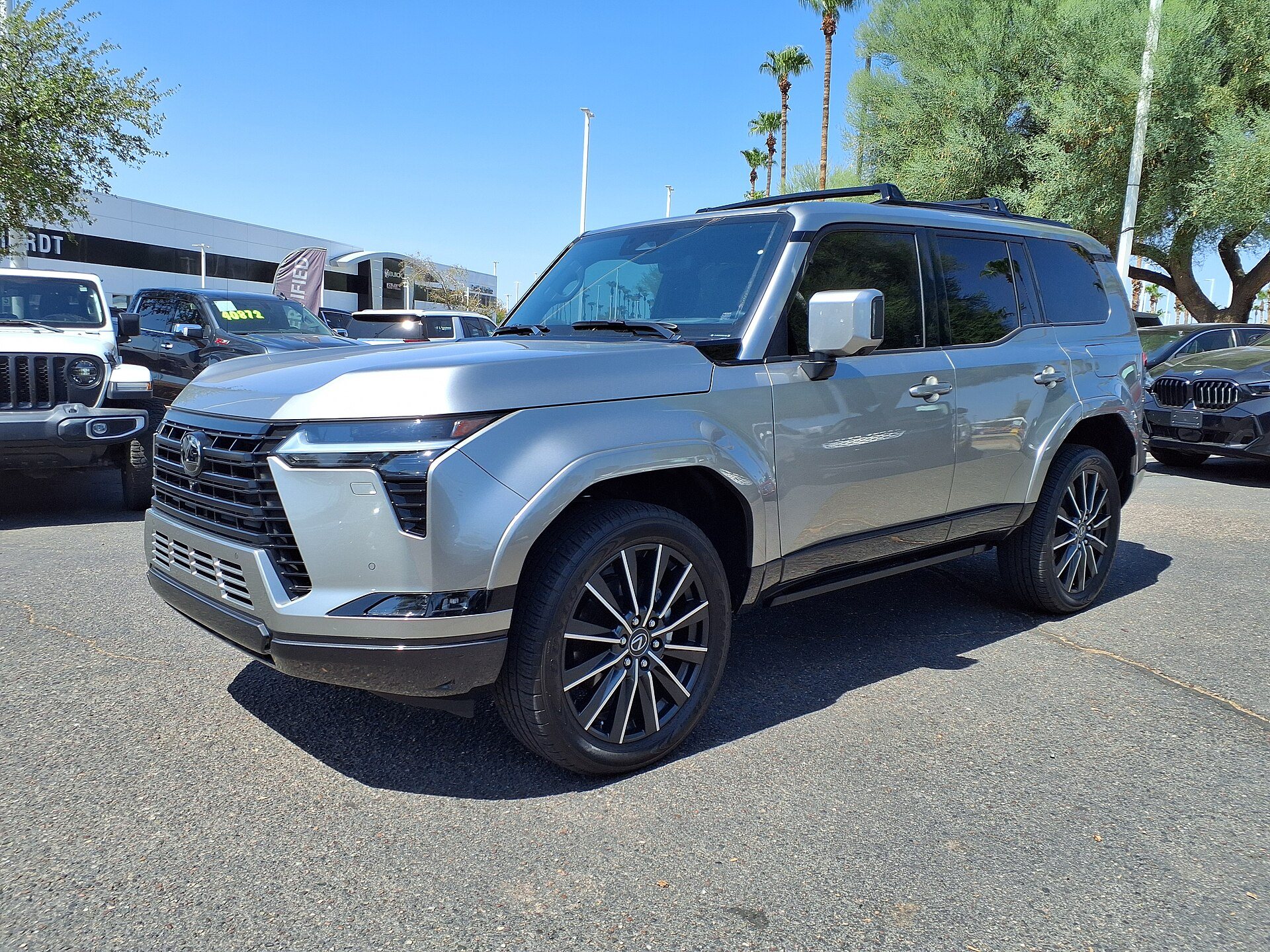 Lexus GX màu bạc, nhìn chếch từ phía trước