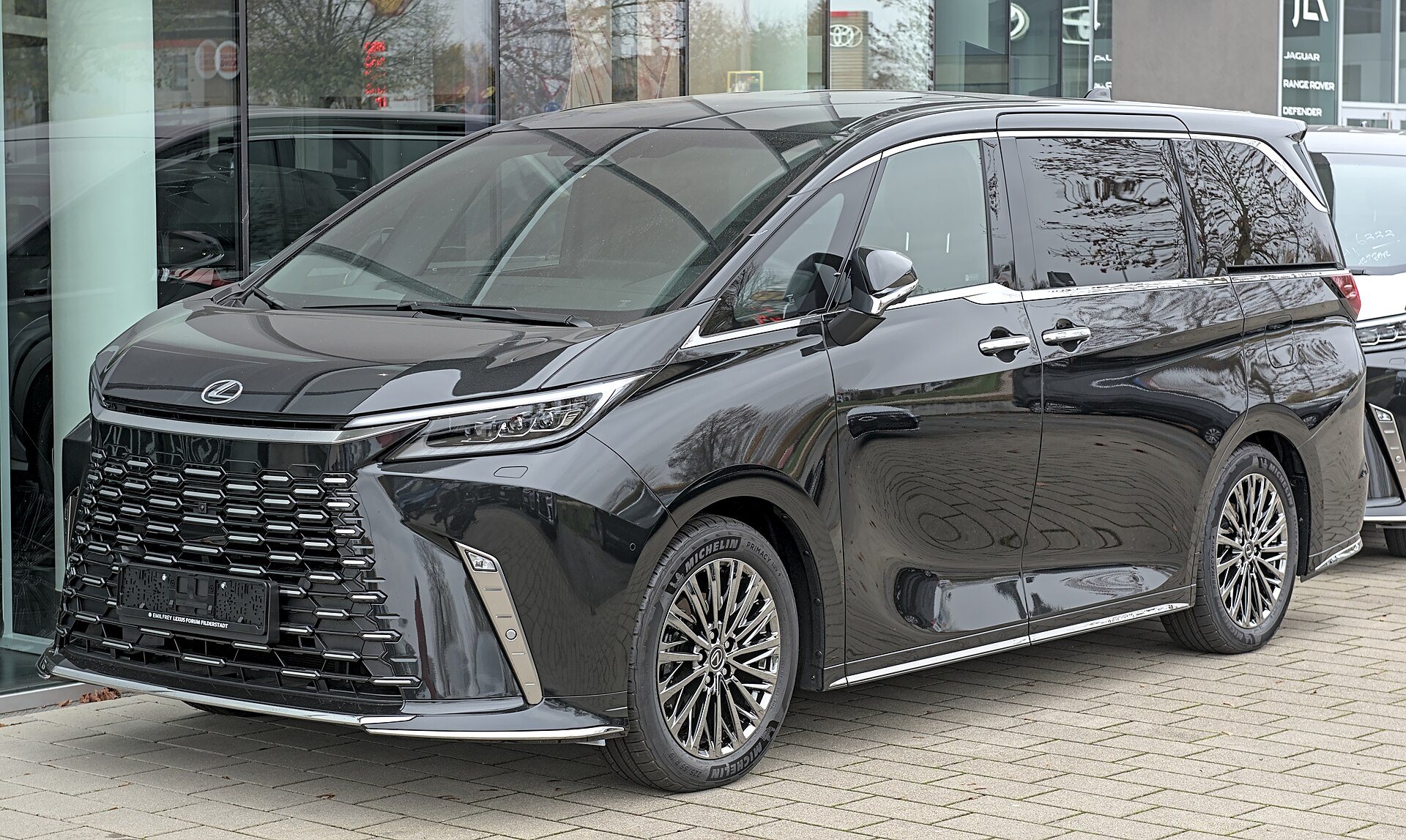 Lexus LM màu đen, nhìn chếch từ phía trước