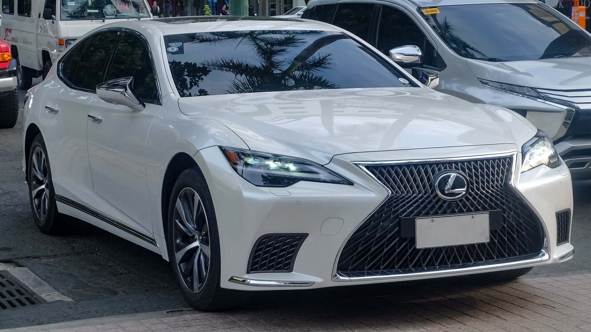Lexus LS màu trắng, nhìn chếch từ phía trước