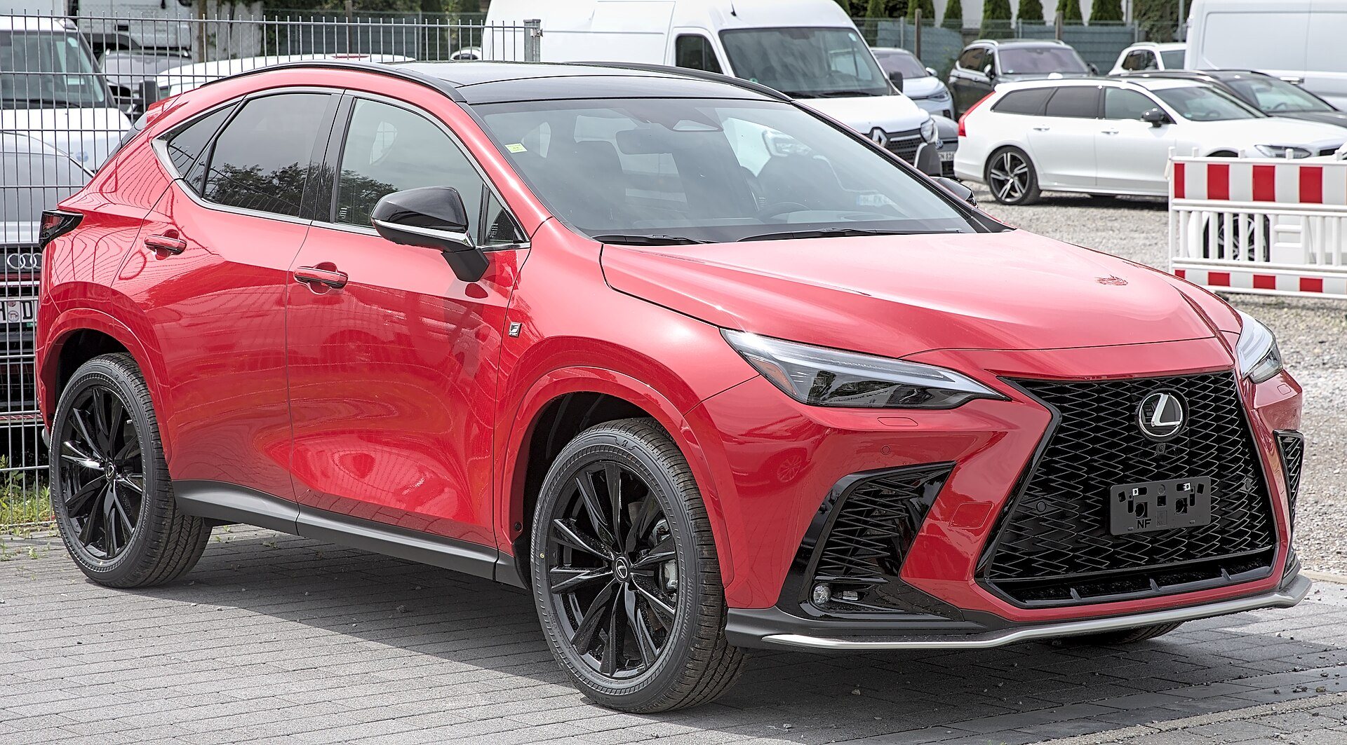 Lexus NX màu đỏ, nhìn chếch từ phía trước